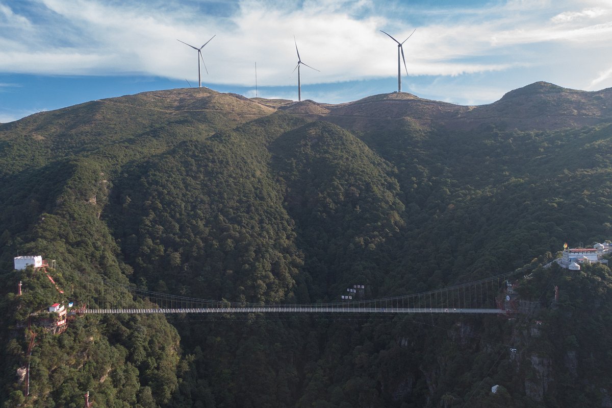 CGTNOfficial's tweet image. Take a look at this stunning 316-meter glass bridge in the mountains near Ganzhou City, east China's Jiangxi Province.