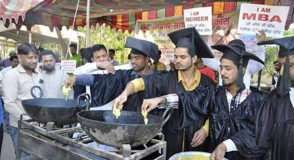 sharanu_ja's tweet photo. If college graduates/degree holders want jobs they should sell pakodas in the streets!!

This was said by Bhakts God #NarendraModi 😌😌

For #Modi #unemployment is NOT an big issue..😏😏

#NationalUnemploymentDay #ModiMadeDisaster #BJP #india #JumlaDiwas 
#राष्ट्रीय_बेरोजगार_दिवस https://t.co/DmUNLoFWa5