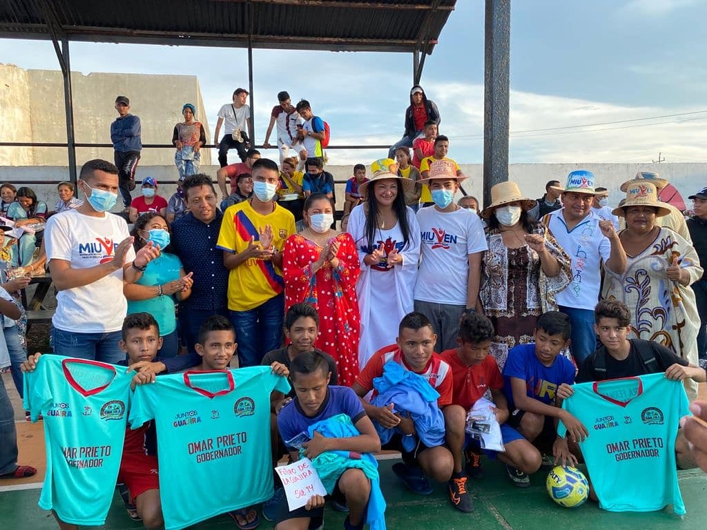 aloha_nunez's tweet image. Nuestro compromiso con la juventud venezolana lo materializamos en cada encuentro con las comunidades, como celebramos este jueves, junto con nuestra hermana alcaldesa @IndiraFPSUV, en el municipio Guajira, estado #Zulia.

¡Viva nuestra juventud indígena!

#SomosPuebloDePaz