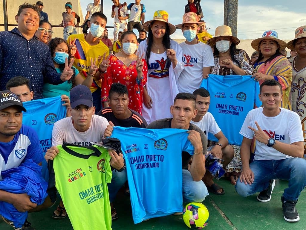 aloha_nunez's tweet image. Nuestro compromiso con la juventud venezolana lo materializamos en cada encuentro con las comunidades, como celebramos este jueves, junto con nuestra hermana alcaldesa @IndiraFPSUV, en el municipio Guajira, estado #Zulia.

¡Viva nuestra juventud indígena!

#SomosPuebloDePaz