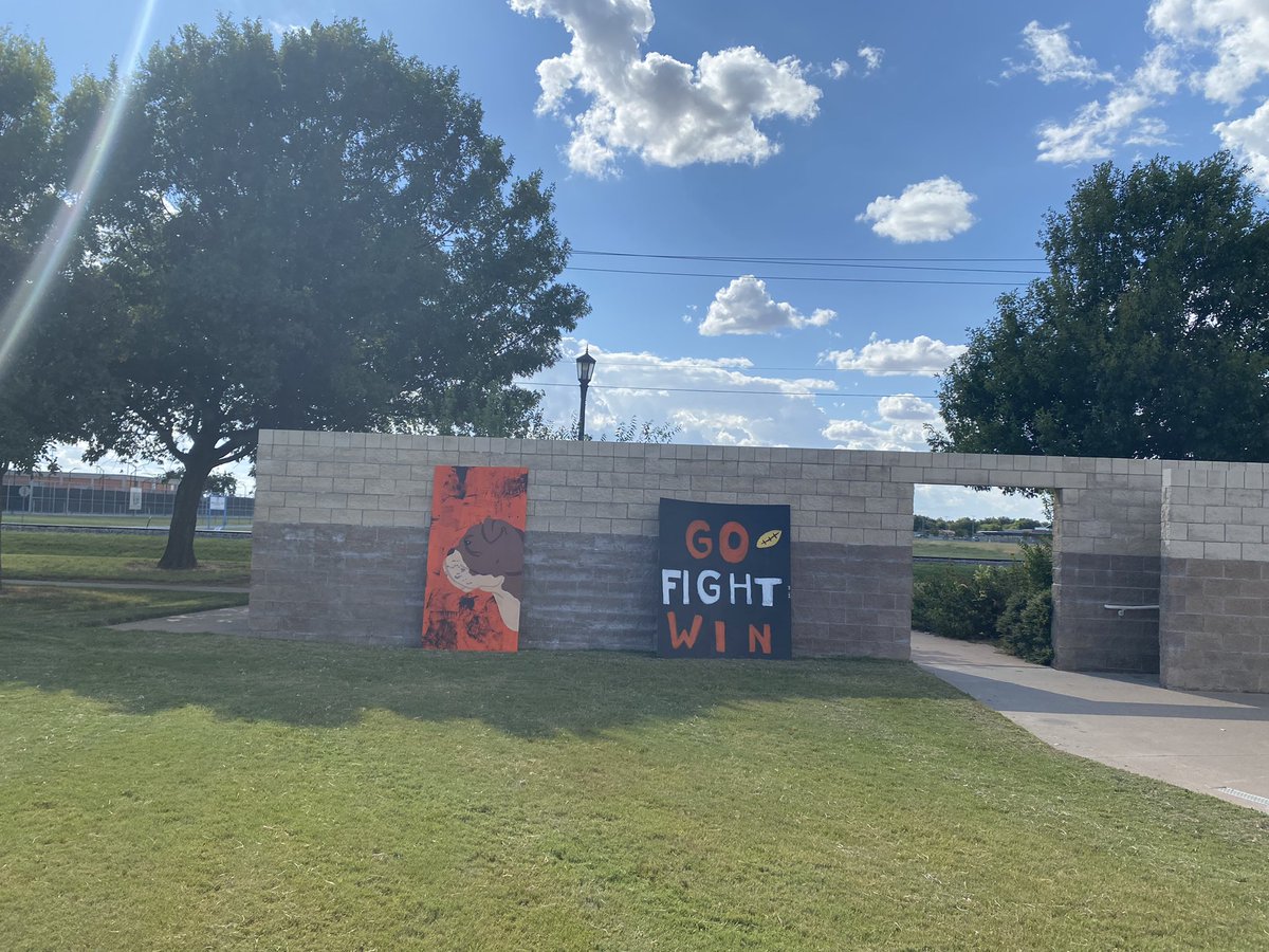 MrsAndrajack's tweet photo. So proud of our Art III and IV students for making great displays for the Homecoming Family Day at the park. They were a big hit with the kiddos. https://t.co/zkaNKGx29L
