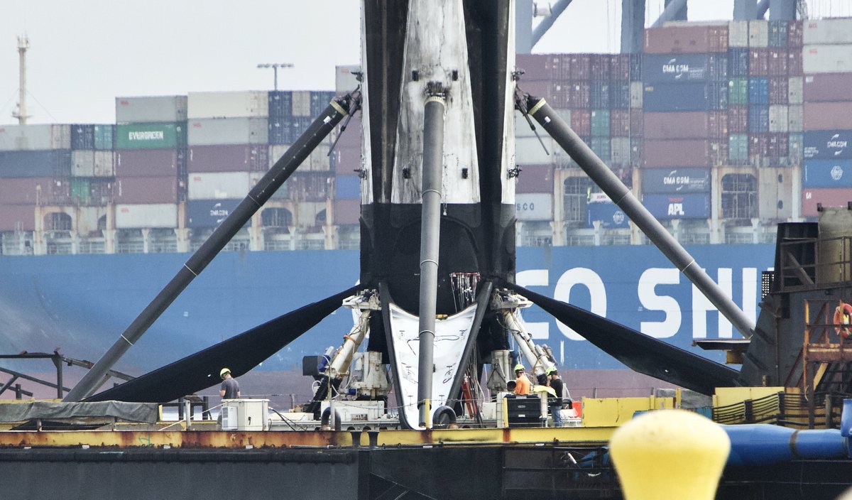 ShorealoneFilms's tweet photo. #octograbber
A @SpaceX #Falcon9 booster arrives into its new home in @portoflongbeach this morning. Booster 1049 has launched in to space & landed from space 10 times. #SpaceX #AvGeek 09-16-21 1 https://t.co/DusJKgaD1O