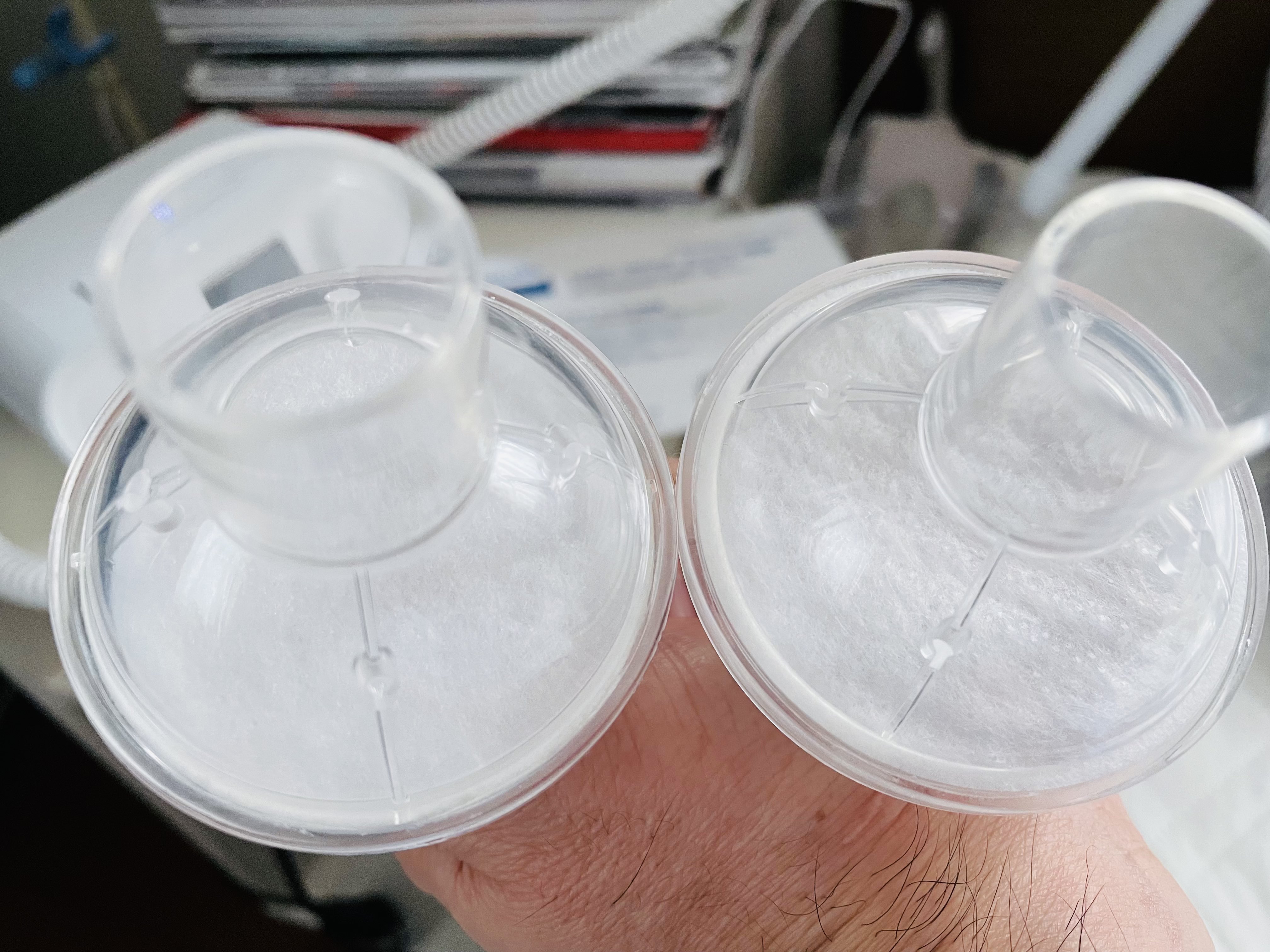 みやちゃん Cpap機器から身体に悪い異物が排出されてる可能性があり交換期が届くまでとバクテリアフィルターを支給されてる バクテリア用で用途足りるなら確かにそれなりな小ささか けど1ヶ月程使ったら確かに黒ずんでる 右側 正確には部屋の汚れも含む