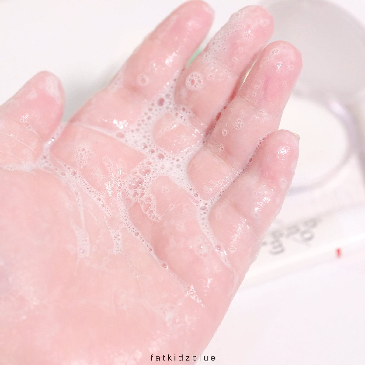 fatkidzblue's tweet photo. Paper Soap👏 สบู่แบบแผ่น!! พกพาไปไหนก็ล้างมือได้สะดวก สะอาด มั่นใจว่าได้ล้างด้วยสบู่ดีๆ กลิ่นหอม น้ำหนักเบา ไอเท็มติดกระเป๋าสำหรับยุคนี้เลย
#papersoap #bonami #บลูบิวตี้ https://t.co/1pPO1SJ2rN