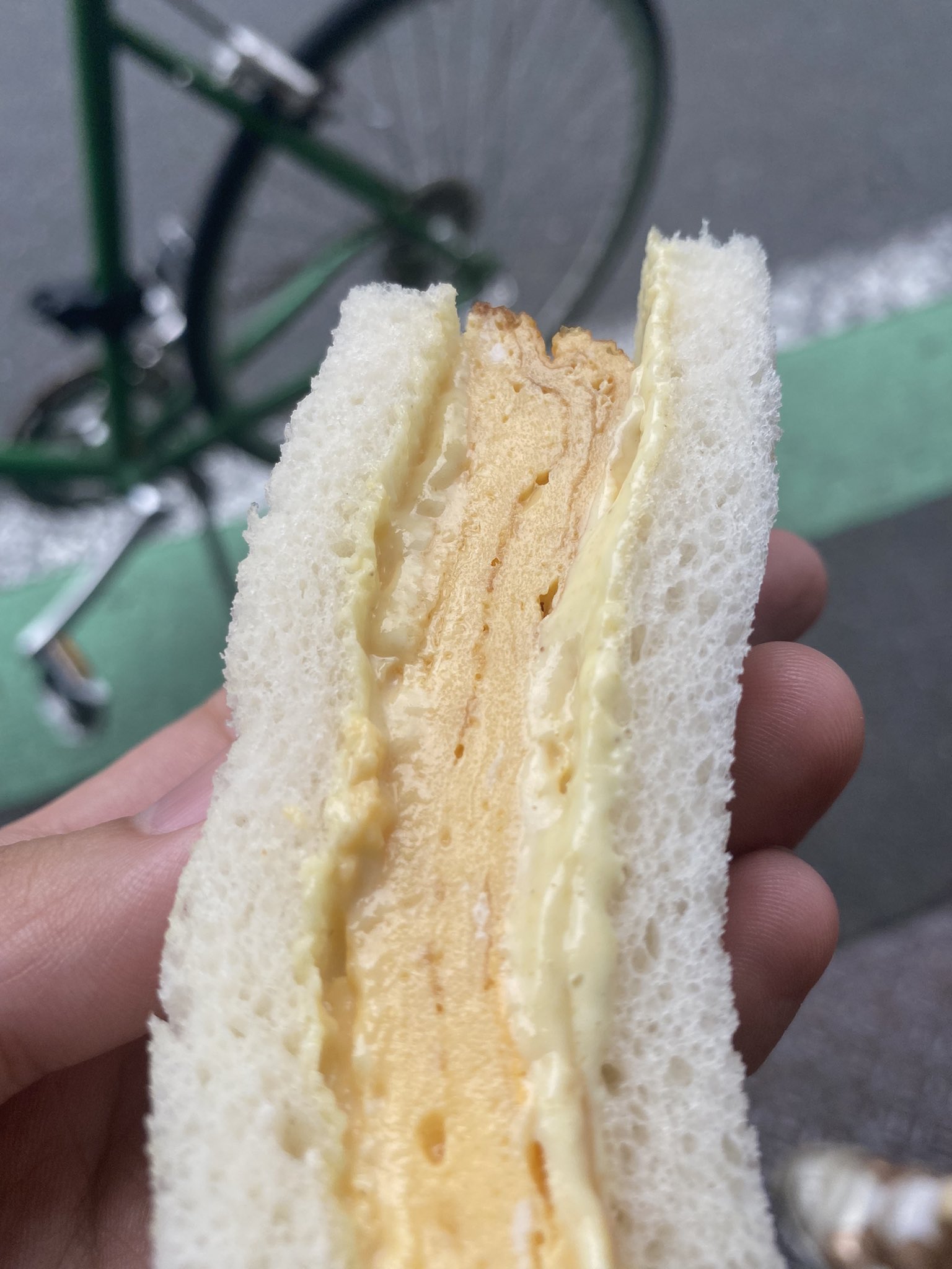 ナガヒサ Makoto Nagahisa 武蔵小山から15分くらい歩いたところに平和通り商店街というのがありまして そこにある 宝録堂 というパン屋の厚焼きたまごサンドがいままで食べた卵サンド いち美味しいのです 265円でこれが三つ入り 甘めの卵焼きとカラシ