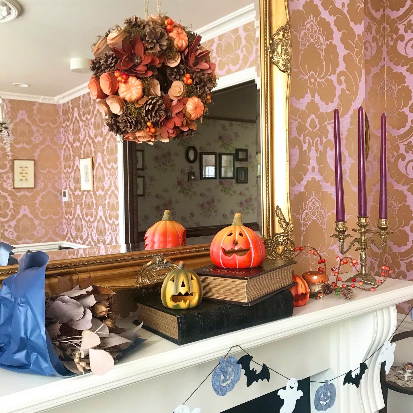 ベリーズティールーム 今週の営業がスタートしました 現在 金土日の12時 17時 本日スタートのハロウィン アフタヌーンティーに合わせて 暖炉上もハロウィン仕様に ロウソクも紫色にしました ケーキも色々ご用意しています イートインはもちろん