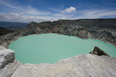 JudithGeology's tweet photo. Remember that time in #DantesPeak when they're crossing a lake in a boat and the lake has turned to #acid that dissolves the rotor and Grandma dies pushing the boat to shore?
It's not entirely made up. The #CraterLake at #IjenVolcano, #Indonesia has a pH as low as 0.13. 🧵 https://t.co/1uWmZBBbhi