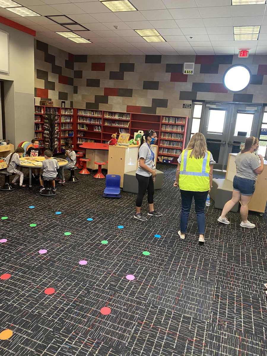 Our library is in full effect with Kinders everywhere. Thank you to our Librarian Ms. Williams #climbingtothetop