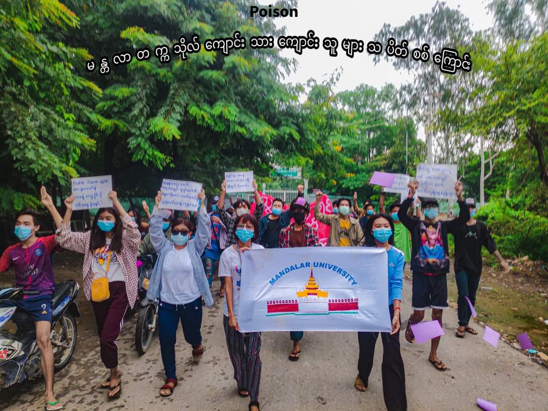 KAPTAP7123480's tweet image. In Mandalay, #Mandalar university students strike marched and staged to overthrow the military dictatorship in this early morning.

#WarCrimesOfJunta
#Sep17Coup 
#WhatsHappeningInMyanmar