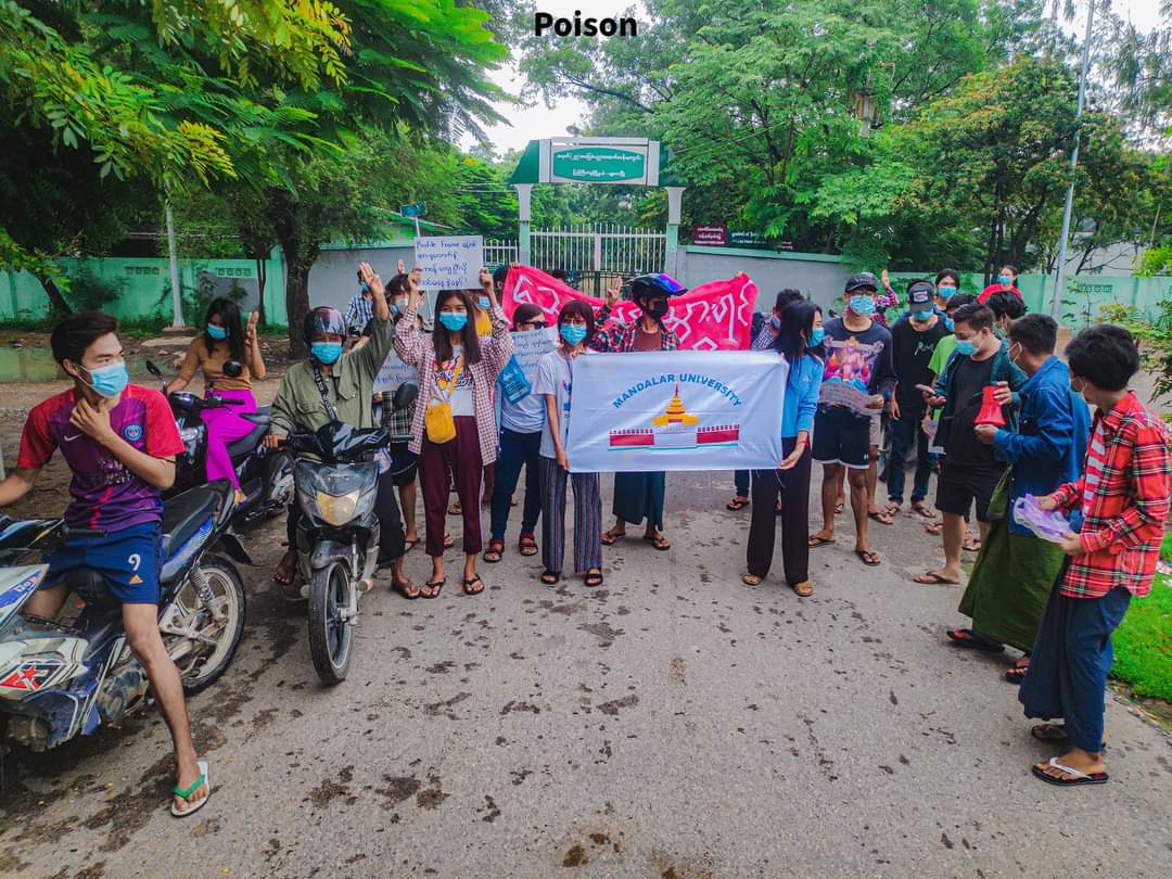 KAPTAP7123480's tweet image. In Mandalay, #Mandalar university students strike marched and staged to overthrow the military dictatorship in this early morning.

#WarCrimesOfJunta
#Sep17Coup 
#WhatsHappeningInMyanmar