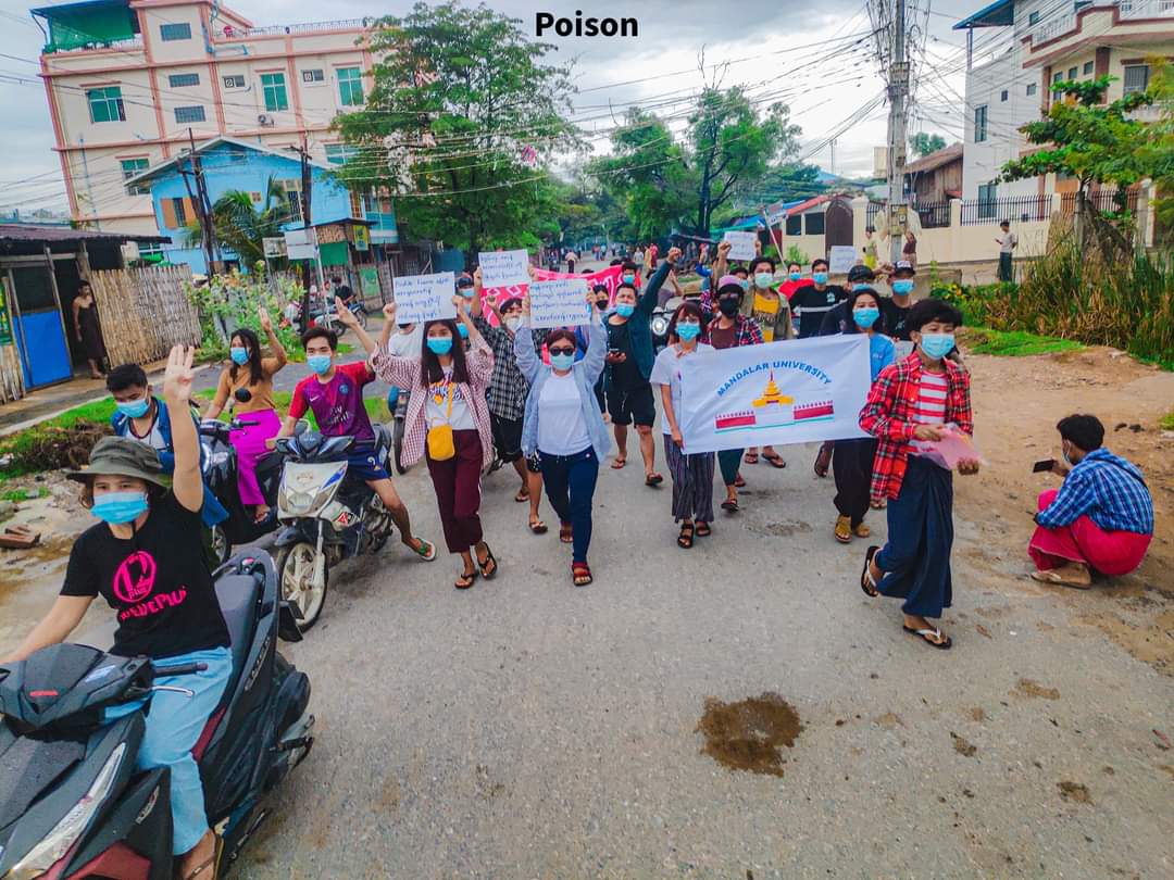KAPTAP7123480's tweet image. In Mandalay, #Mandalar university students strike marched and staged to overthrow the military dictatorship in this early morning.

#WarCrimesOfJunta
#Sep17Coup 
#WhatsHappeningInMyanmar