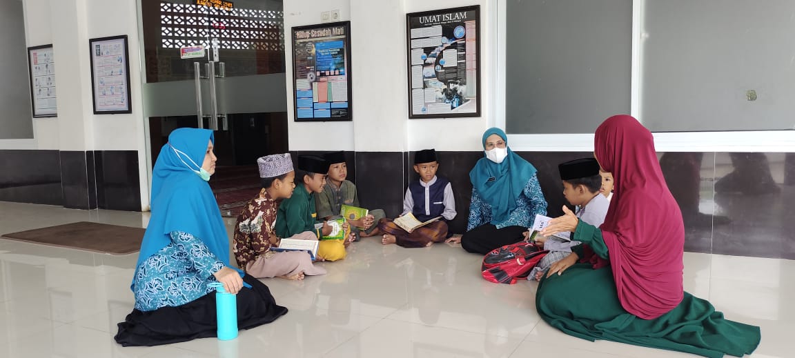luwurayaDOTcom's tweet photo. Sufriaty Senang Lihat Anak-Anak Semangat dan Tertib Belajar Ngaji https://t.co/IOID7gVA3g @luwurayadotcom https://t.co/b9qf2ulh6f