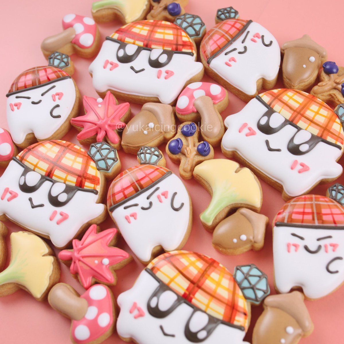 yukaicingcookie's tweet photo. 秋のボンボンイ作りました～😊🍁🍄

いまCLASS101でオンラインクラスの早得先行予約を受付してます！ https://t.co/JKGdUvad8D  ⚠️レッスンではボンボンイは作りません！が、学んだ技法を使って自分の好きなキャラを作れるようになるので推しのセンイルにクッキーでケーキを飾りたい方にオススメです☺️ https://t.co/Sh6LCkPlXs