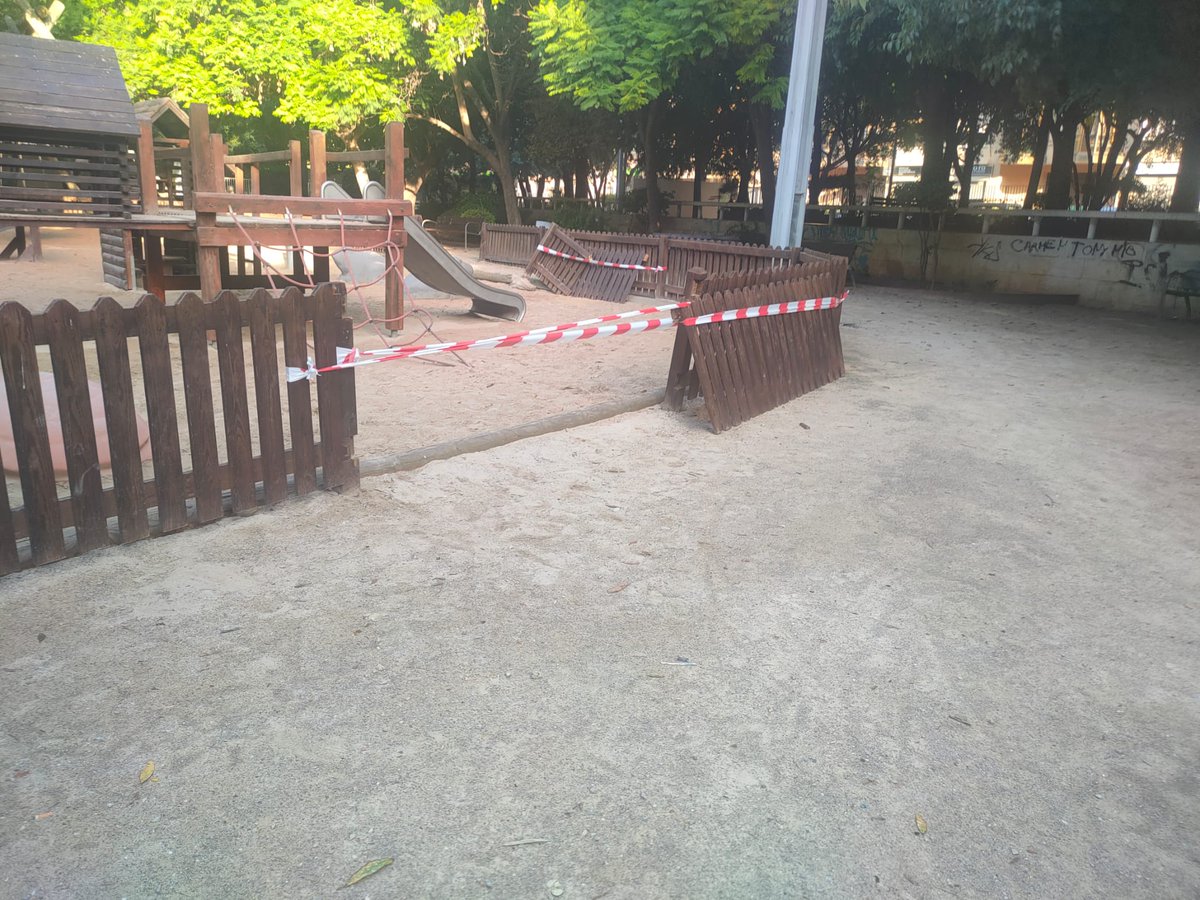 DavidDiezH's tweet photo. Buenos días alcalde @hila 
El parque de #CanSimonet no hay día que no sufra vandalismo.
Debe tomar las medidas oportunas para que no suceda. https://t.co/FOWvVFdLi7