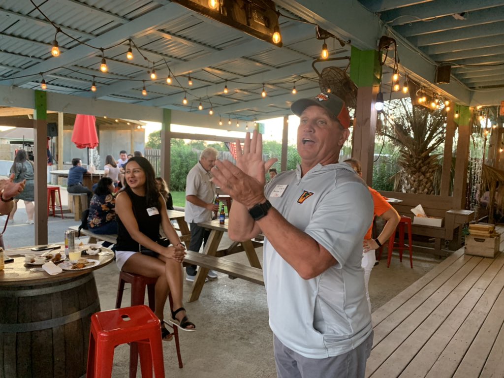 UTRGV_VClub's tweet photo. @UTRGVwbb Coach Lord &amp; @UTRGVBaseball Coach Matlock greeting @UTRGVAlumni in Brownsville.

✌️’s up! 

#RallyTheValley #UTRGV https://t.co/YymucE55WR
