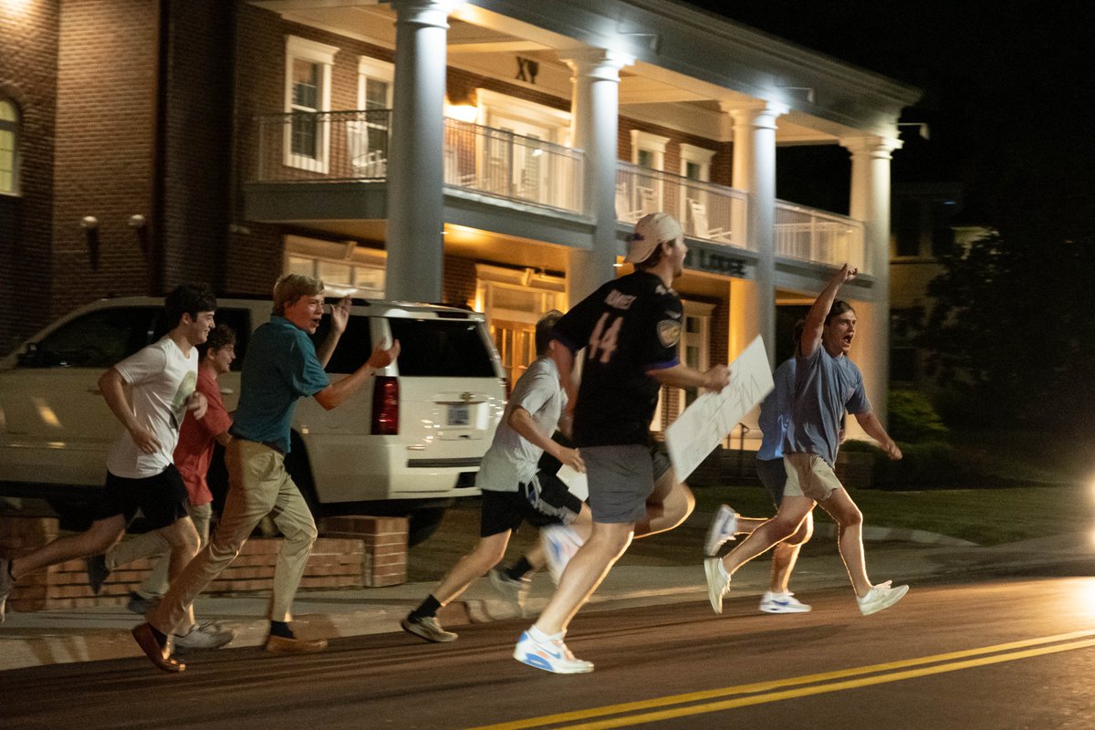thedm_news's tweet photo. Students at the University of Mississippi gathered outside the Sigma Alpha Epsilon fraternity house on Thursday night to protest against sexual assault. 
Photos by HG Biggs. https://t.co/sGey3yC5Wn
