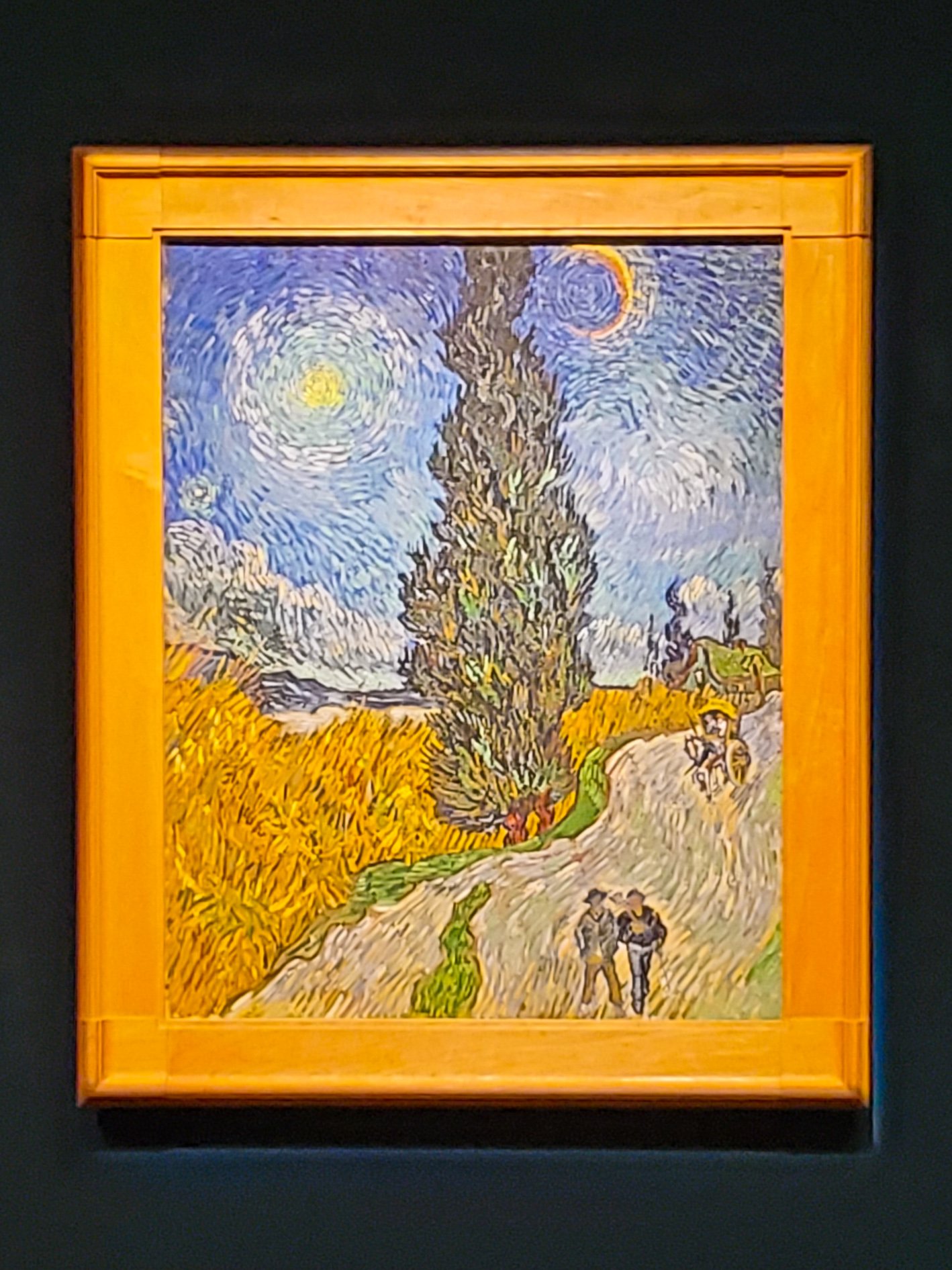 美術展ナビ あす9月18日 土 から東京都美術館 上野公園 で始まる ゴッホ展 の内覧会に伺ってます 目玉の一つ 南仏時代の集大成 夜のプロヴァンスの田舎道 は 惹かれる なんてものじゃありません 見ていると回転して吸い込まれる感覚におちいった