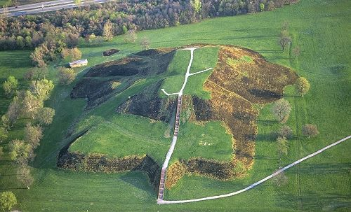 The city flourished from 950 to 1350 C.E. and was home to as many as 20,000 residents at its height. In 2008, Duncan told the Columbia Missourian’s Michael Gibney that the Picture Cave artists probably had ties to Cahokia. He argued that some of the drawings depict