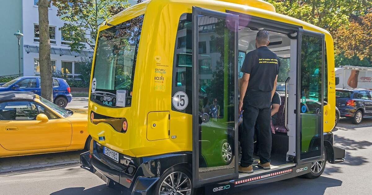 IamExpatDE's tweet photo. Berlin Senate planning on expanding yellow driverless bus routes https://t.co/ZP3tbAQo6G #PublicTransport #DriverlessBuses #Berlin https://t.co/cvYeaW56Sg