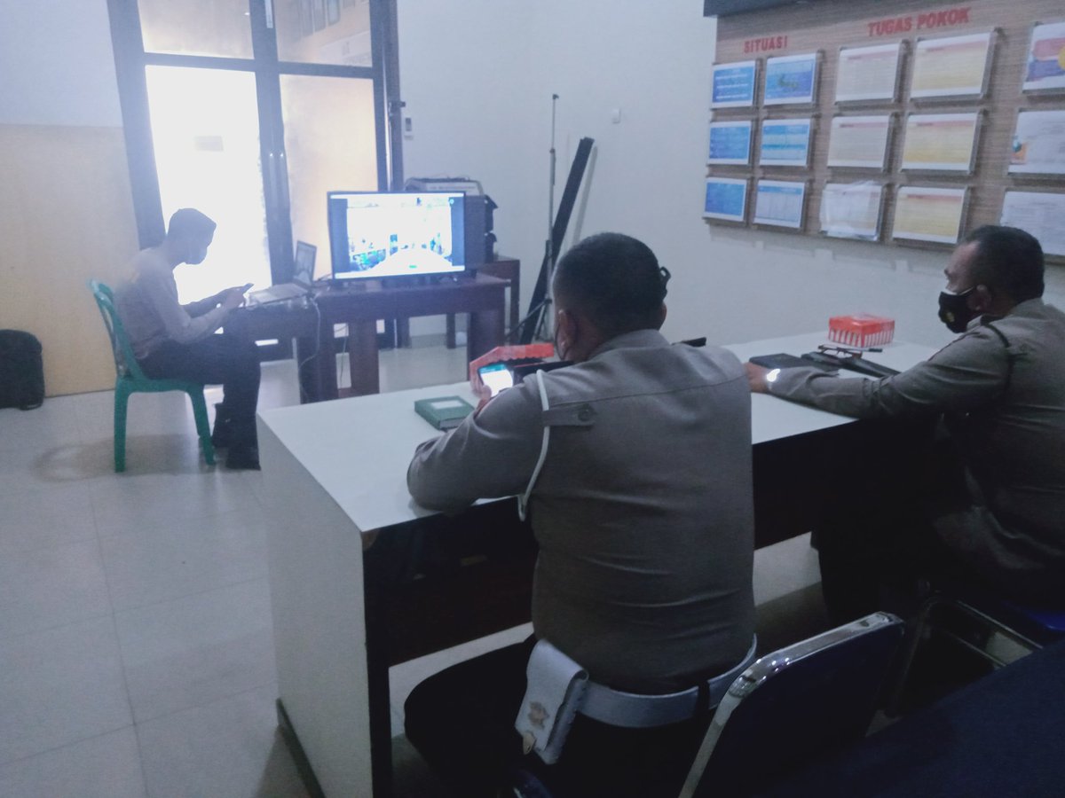 SukamaraPolres's tweet photo. Salam keselamatan sobat Lantas....

Pelaksanaan Lat Pra Ops operasi patuh secara virtual melalui zoom meeting untuk meningkatkan kemampuan profesional petugas di lapangan. https://t.co/uzB0pk8CuV