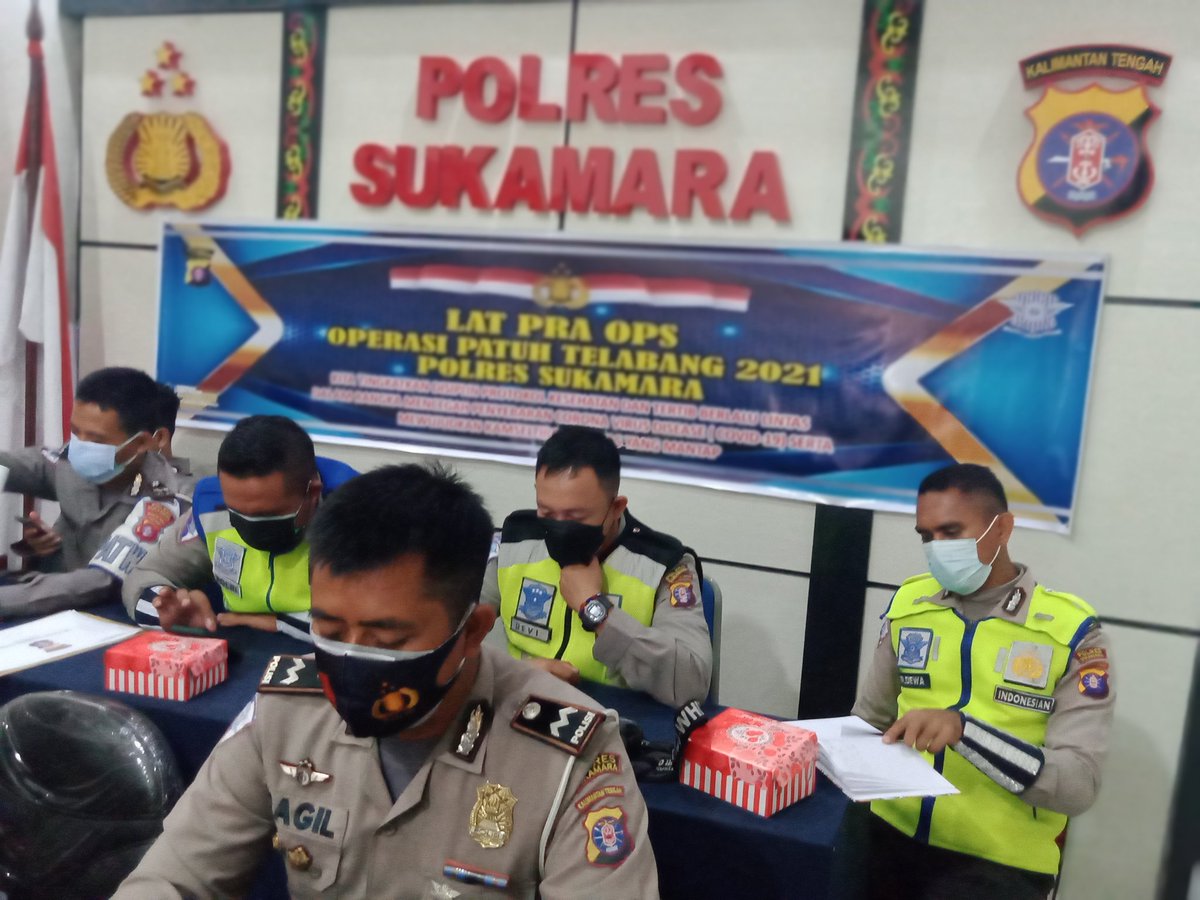 SukamaraPolres's tweet photo. Salam keselamatan sobat Lantas....

Pelaksanaan Lat Pra Ops operasi patuh secara virtual melalui zoom meeting untuk meningkatkan kemampuan profesional petugas di lapangan. https://t.co/uzB0pk8CuV