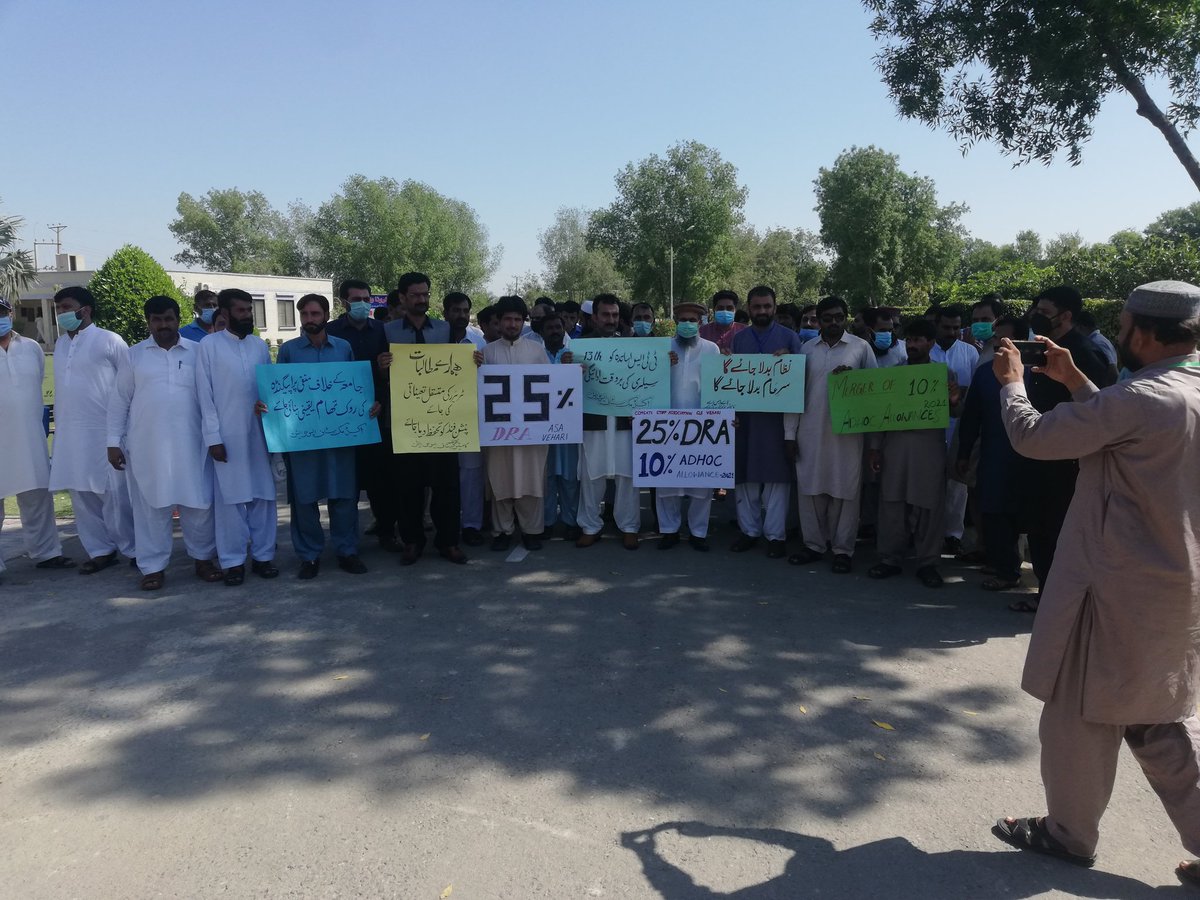 ASA_VHR's tweet photo. CUI Vehari faculty walk against CUI system for not awarding DRA and Adhoc Allowance.
#disparityallowance
#COMSATS
#ASACUI https://t.co/wRVYkeSVvN