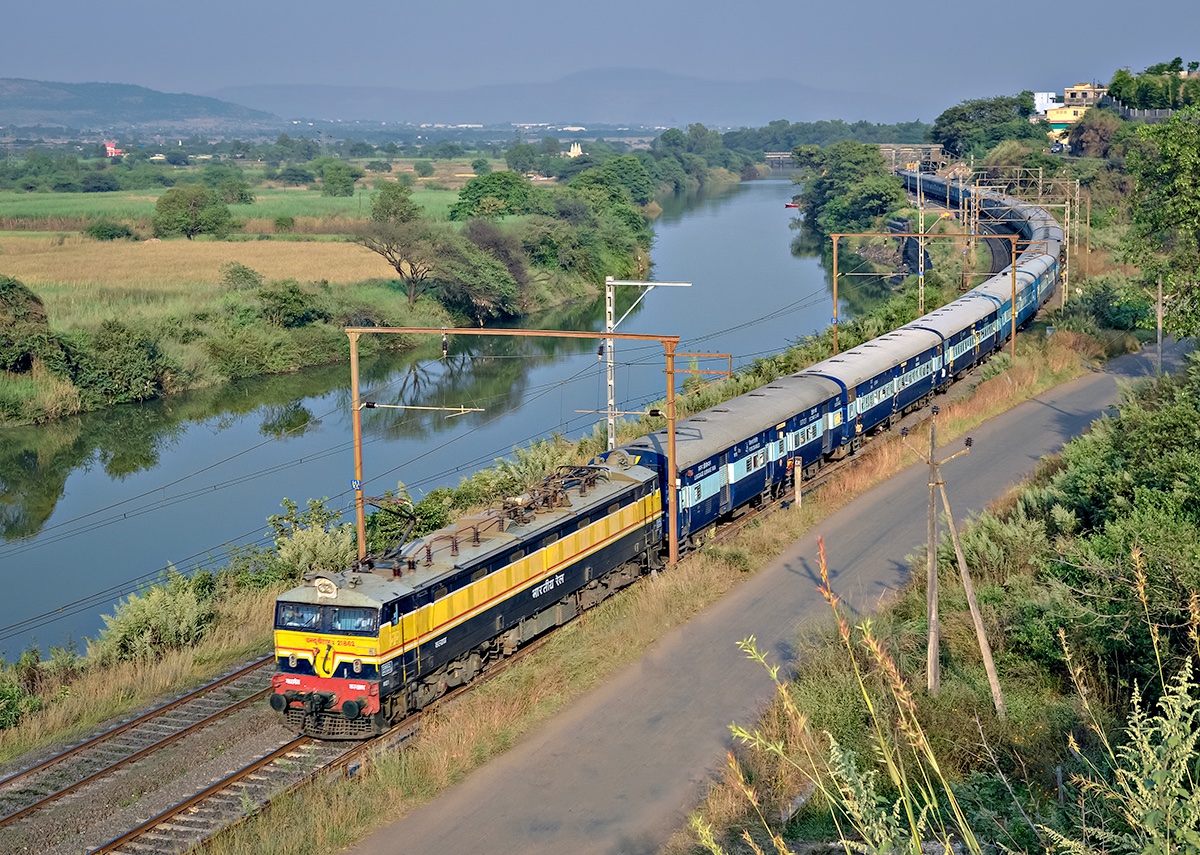 RailPostLens's tweet photo. ‘Mile Sur Mera Tumhara’

WCAM-2 loco leads Pune to Indore exp through picturesque Kamshet near Lonavala. One of the famed footage of a train from the renowned song ‘Mile sur mera tumhara’ was shot at this location.

Photo: Lalam Mandavkar @Lalam_Mandavkar 

Location: Kamshet https://t.co/WWQYEUe35d