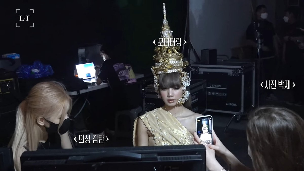 cyanblink's tweet photo. Lisa's members supporting her during the music video filming 🥺 @blackpink https://t.co/of1qRaKmAk
