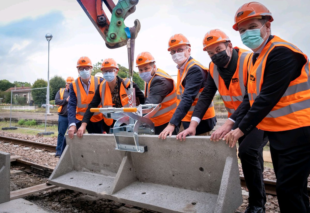 Une première pour les équipes de #SNCF #GaresetConnexions #BourgogneFrancheComté qui ont lancé les travaux de mise en accessibilité des quais en gare de #Clamecy en plus de la réfection du bâtiment Voyageurs et du parvis 
<a href="/bfc_region/">Région Bourgogne-Franche-Comté</a> <a href="/michelneugnot/">Michel Neugnot</a> <a href="/Prefet89/">Préfet de l'Yonne 🇨🇵🇪🇺</a> <a href="/ConnectGares/">SNCF Gares & Connexions</a>