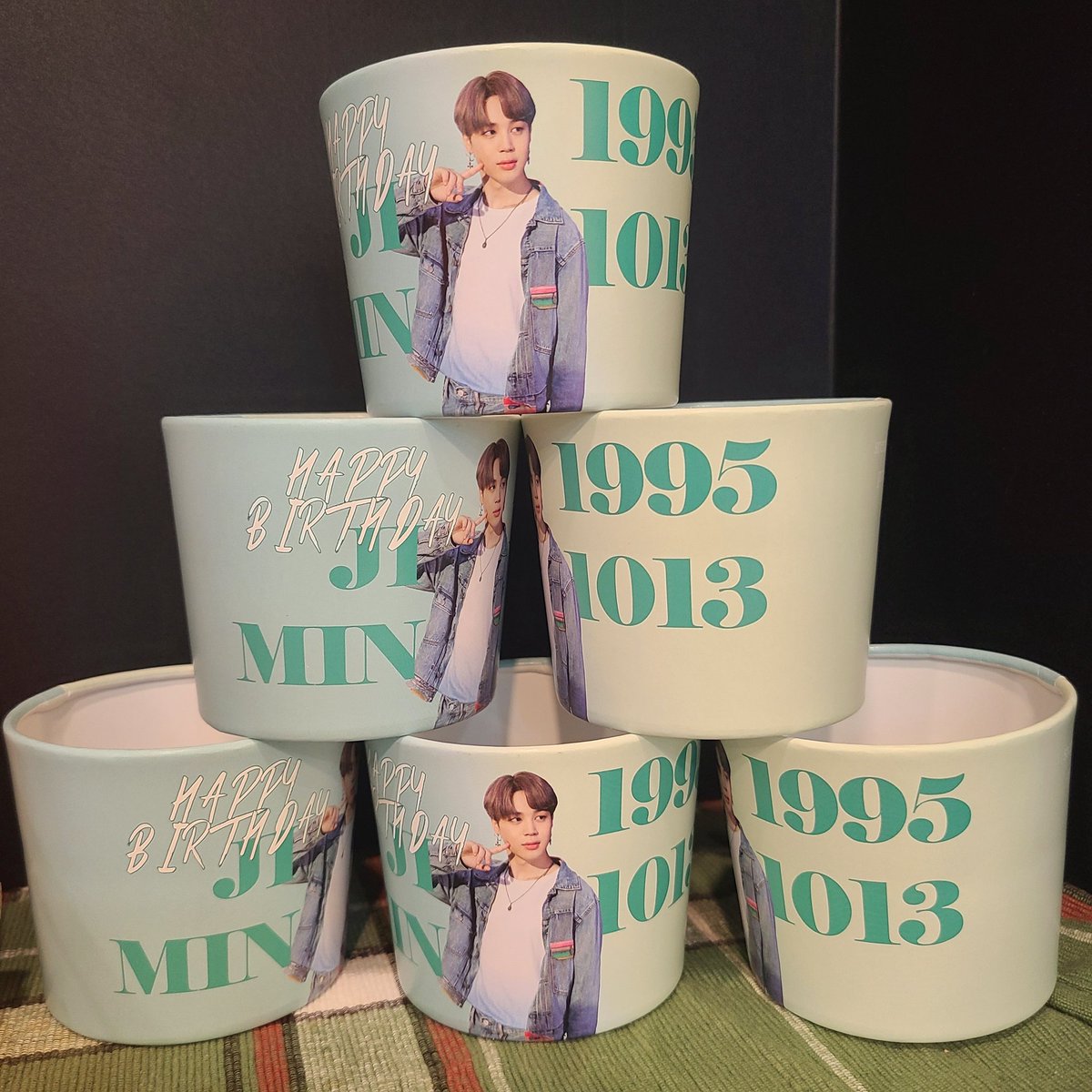 D0122_'s tweet photo. 서포트 물품 : 컵홀더 (부산, 서울 수량만큼 제공)

서포트물품 제공해주신 @yoowoldal 님 감사합니다💜
덕분에 더 많은 분들께 지민이생일을 축하할수있게 되었습니다! 너무  감사드립니다🙇‍♀️

제공 : 유월달님 @yoowoldal https://t.co/ocM30mwgfq