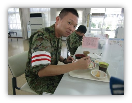 陸上自衛隊 信太山駐屯地 信太山駐屯地では ご当地メニューや隊員人気メニューを配信中 今回ご紹介する献立は 岩手県盛岡の郷土料理 じゃじゃ麺 です 盛岡名物 ３大麺 の一つとしても有名です お店ではじゃじゃ麺を食べ終わった後に 鶏蛋湯 ちー