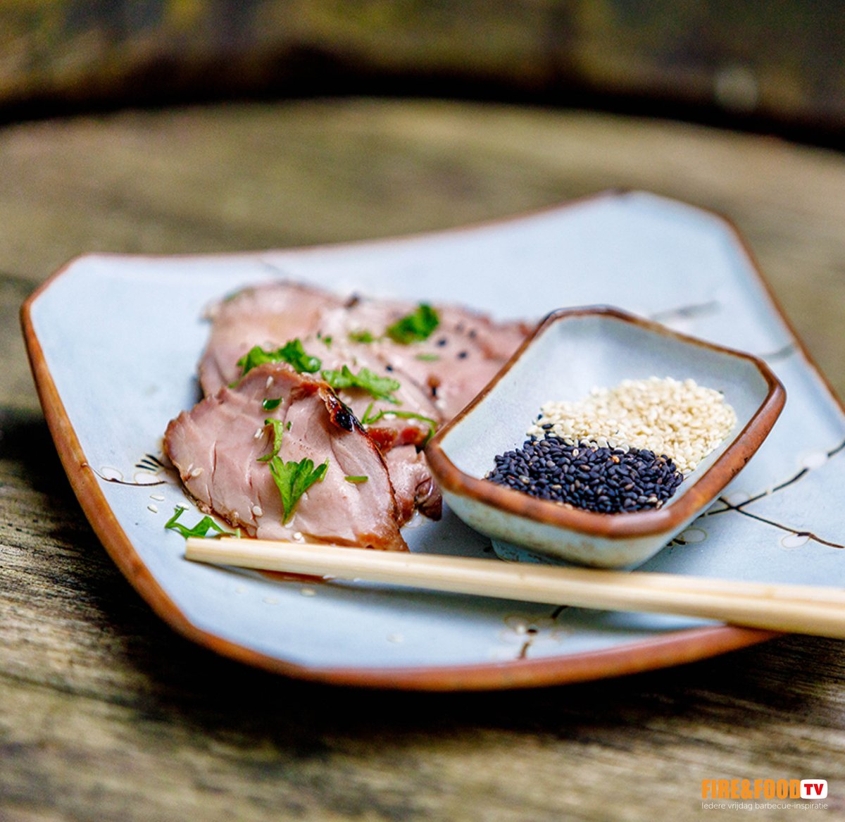 Deze Aziatische marinade geeft de varkenshaasjes een enorme smaakboost! Bekijk in onze nieuwe video hoe Bastiaan dit recept maakt en grilt op de bbq van @napoleongourmetgrillsholland -> youtu.be/anKu5XN8Ies