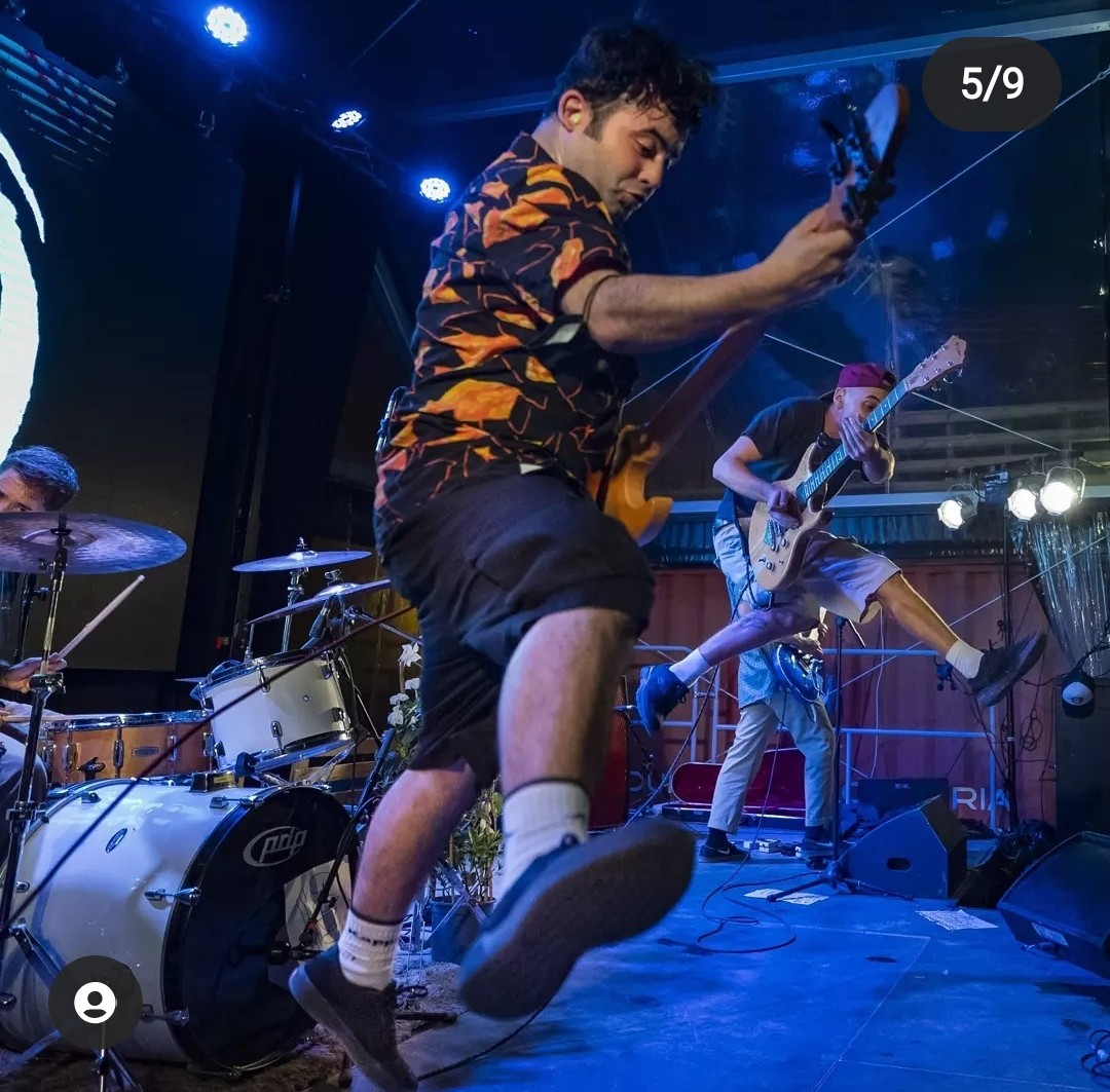Blowfuse's tweet photo. Oviedo este pasado Lunes. Las sillas duraron un round...🤪

Last show on Monday. 
Chairs lasted one round...🤯

#punkrock #blowfuse #barcelona #alternativerock #tourlife #music #liveshow #concierto #rockshow #tour #kuivipopup 
@HFMNCREW https://t.co/XcwVfMR47B