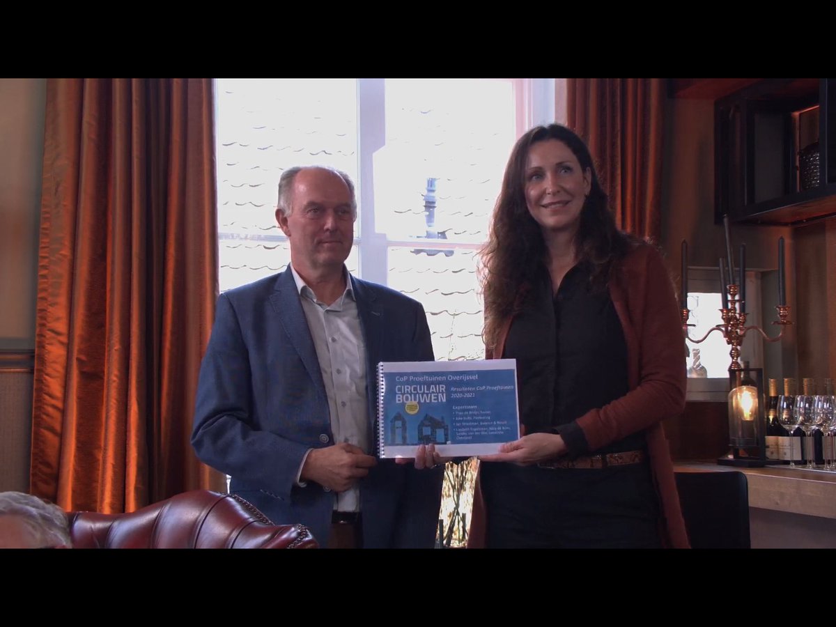 De resultaten van 2 jaar experimenteren en leren van circulair bouwen in 26 proeftuinen, aangeboden aan <a href="/MoniquevanHaaf/">Monique van Haaf</a> tijdens <a href="/De_Woonkeuken/">De Woonkeuken</a>. Mooi dat <a href="/Saxion/">Hogeschool Saxion (inactief)</a> in zowel enkele proeftuinen als de Community of Practice hieraan kon bijdragen via onderzoek én onderwijs.