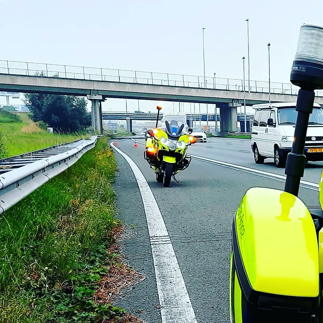 ziekendrager's tweet photo. Bijna weekend!. Maar...toch heerlijk nog even een dagje motorrijden. Coaching ritten met de weginspecteurs van @Rijkswaterstaat. Belofte maakt schuld π dus koekenbrigade @WIS_Monique @PROCentrumNL #rijtraining #rijopleiding #bluelighttraining #overheid https://t.co/OWbNOR2A0P