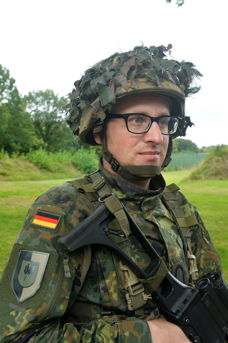 Der 34 Jahre alte Oberfeldwebel, kommt aus Westerstede und gehört seit der Aufstellung 2016 zu den oldenburger Reservisten. Wenn er die Uniform nicht trägt, drückt er im Zivilleben die Schulbank. An der Universität in Oldenburg macht er seinen Master in europäischer Geschichte.

