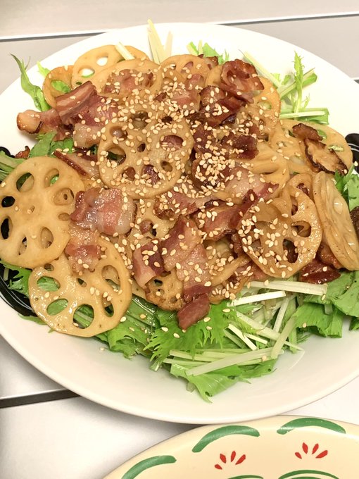 ごはん。
レンコンとベーコンのサラダ・ホタテの甘照炒め…
和食とぬる燗が美味しい季節になってきました😚 