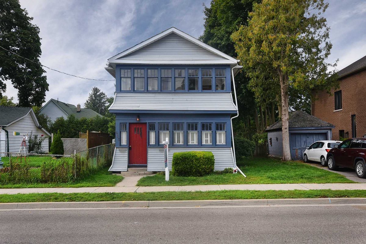 roncommodore's tweet photo. New Listing! $879,000.00, 3BR, 2BA, 415 Andrew St, Newmarket, ON L3Y 1H6, Full Details https://t.co/EySQteKx07 https://t.co/6G9wIrkr1v