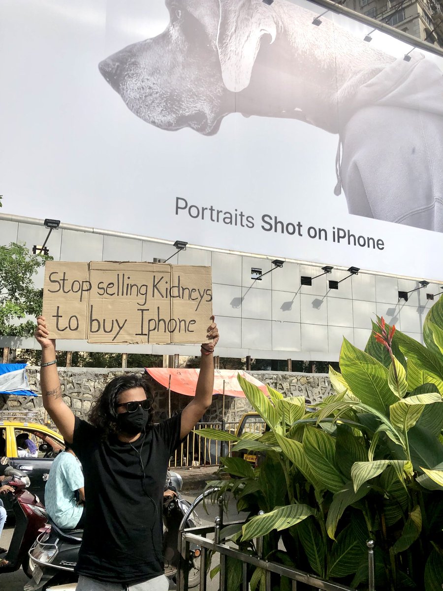 SignboardWala's tweet photo. Kidney me heart attack!😫
#signboardwala 
#appleiphone 
https://t.co/5TlbLznvSC

#AppleEvent #AppleEvent2021 #iPhone13 #iphone13series #iPhone #appledailytw 
@Apple https://t.co/8Xkgb3IuQh