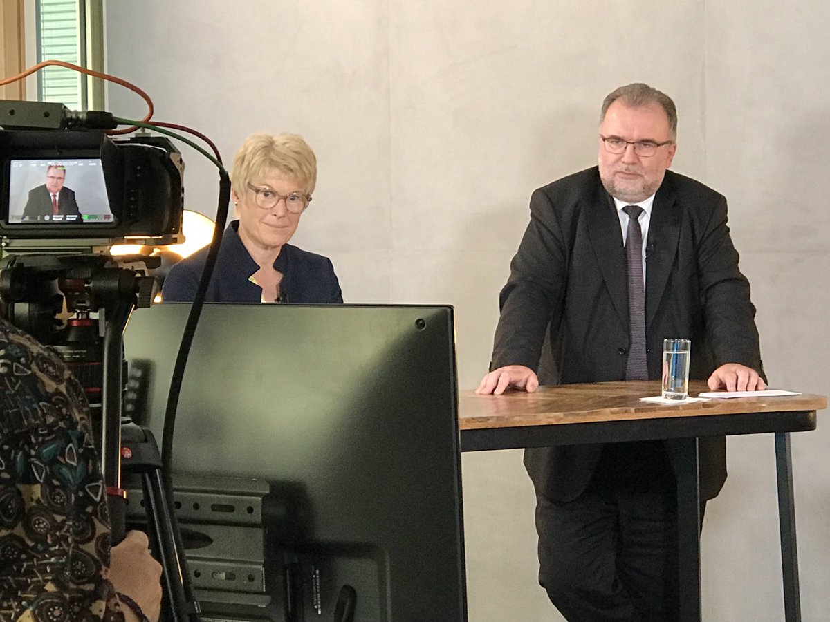 „Die Frontstellung zwischen Klimaschützern und Industrie hat sich ein Stück weit aufgelöst.“ Beide verfolgen dasselbe Ziel, meint ⁦<a href="/GrimmVeronika/">Veronika Grimm</a>⁩ beim ⁦<a href="/Der_BDI/">BDI</a>⁩ #futureforwardtalk auf www.Bdi.du