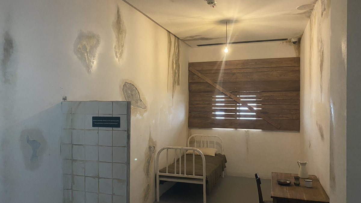 Demokrasi tarihinin kara günü.

“Yeter söz milletindir.” diyerek çıkmış olduğu siyaset yolunda güçlü Türkiye hayalini gerçekleştirmeye çalışan Başbakan Adnan Menderes, Fatin Rüştü Zorlu ve Hasan Polatkan rahmetle anıyorum.

Son söz.. “Devletim ve milletime ebedi saatler dilerim.”