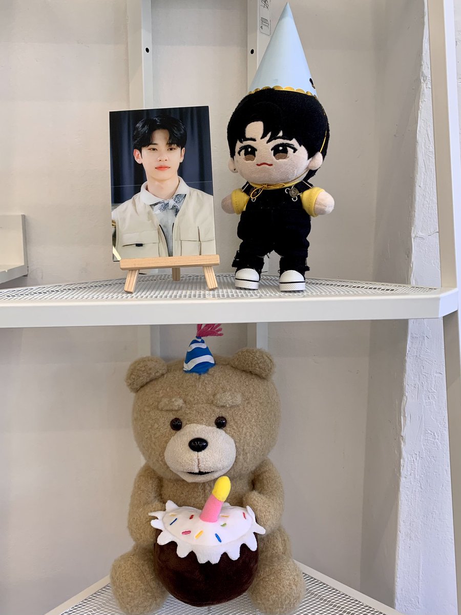 hwizart1's tweet photo. 생일 카페 와서 수업 마친 사람입니다😅 대신 학생들에게 #김동현 이름과 생일도 알릴 수 있었어요 😆 카페에 가득한 동현이들 보며 힐링 듬뿍 받고 왔습니다. 이벤트 열어주셔서 @StarSailor_0917 님 감사드려요! 준비하시느라 애쓰셨습니다 💙
#동현이라는_별이_빛나는_숲
#STARRY_FOREST_FOR_DH https://t.co/PgtGHr4Ezg