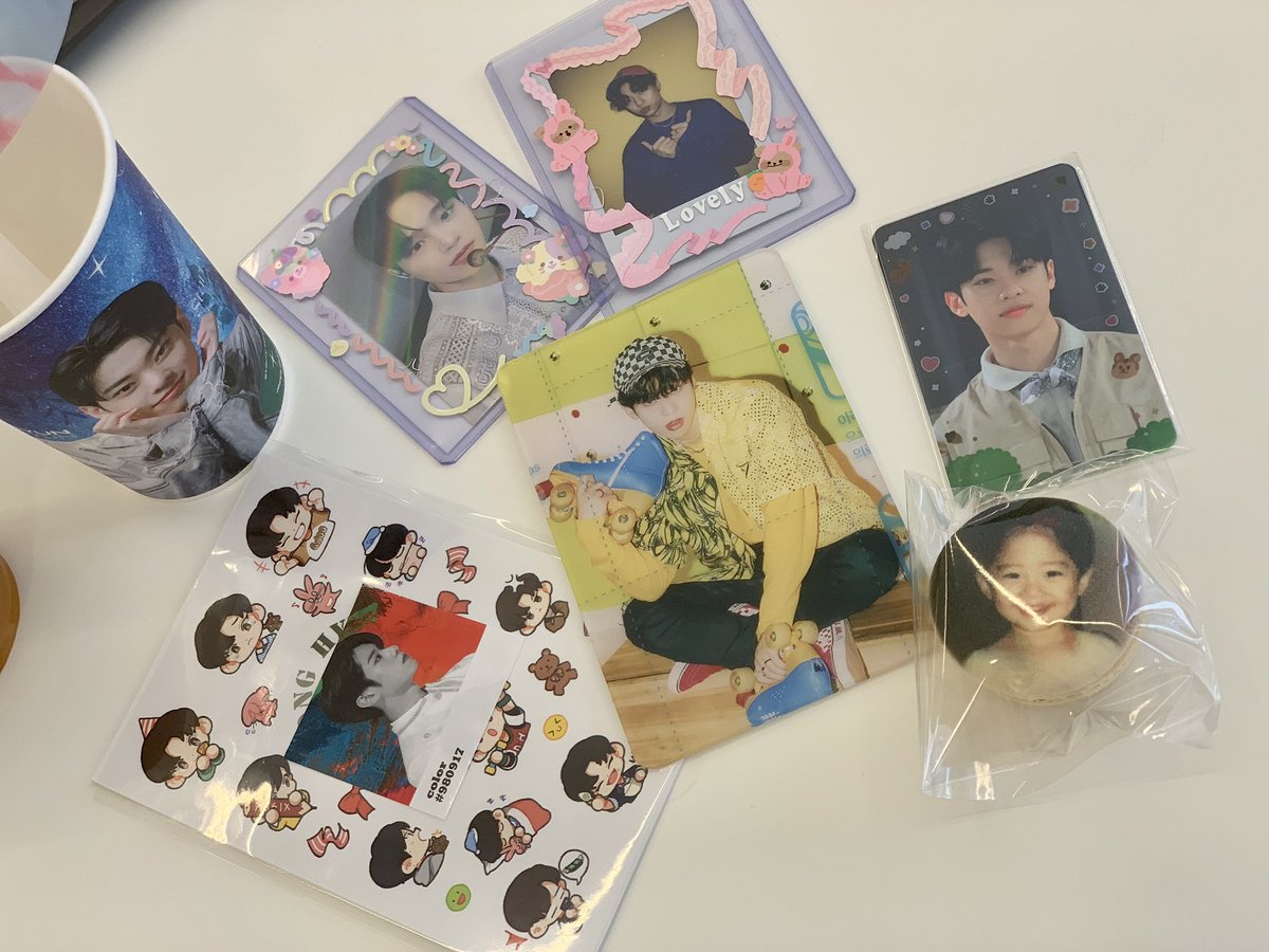 hwizart1's tweet photo. 생일 카페 와서 수업 마친 사람입니다😅 대신 학생들에게 #김동현 이름과 생일도 알릴 수 있었어요 😆 카페에 가득한 동현이들 보며 힐링 듬뿍 받고 왔습니다. 이벤트 열어주셔서 @StarSailor_0917 님 감사드려요! 준비하시느라 애쓰셨습니다 💙
#동현이라는_별이_빛나는_숲
#STARRY_FOREST_FOR_DH https://t.co/PgtGHr4Ezg