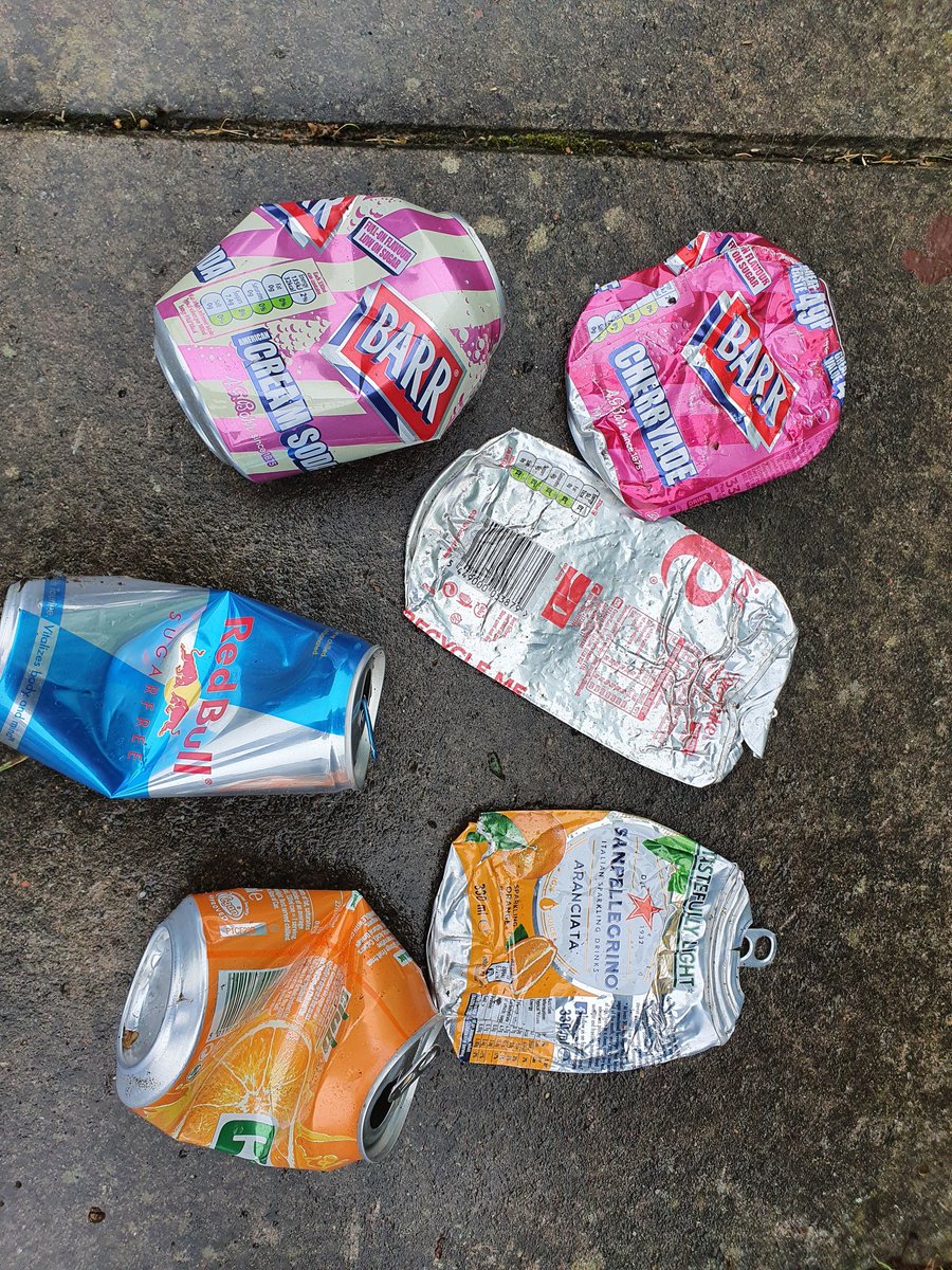 ClontarfTidy's tweet photo. A few less cans on the streets or squashed by cars after #2minutestreetclean. Going to a better place at @ReturnforChange #ReturnForChange this weekend. β»οΈ #EveryCanCounts https://t.co/MHWOmUJ10M