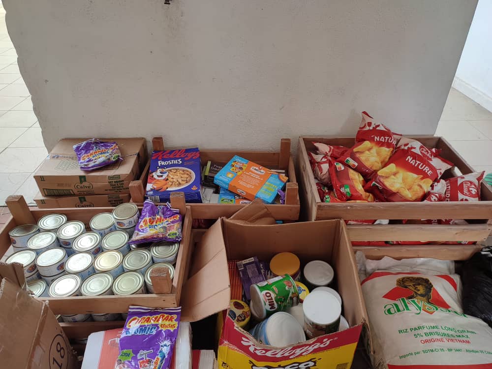 BanqueIvoire's tweet photo. La @BanqueIvoire  a octroyé des denrées alimentaires à deux de ses associations affiliées pour le compte des plus vulnérables.
Cet appui a été possible grâce aux dons reçus de notre partenaire d’aide alimentaire Carrefour Côte d'Ivoire. https://t.co/NNnYDVILii