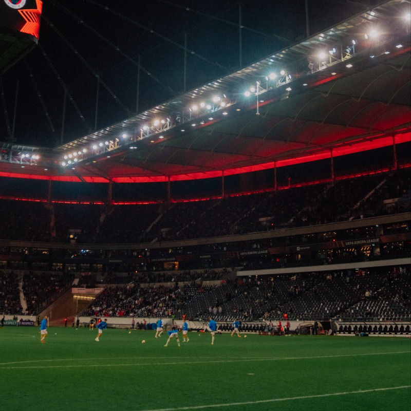 Eintracht's tweet photo. Die Rückkehr auf die @EuropaLeague-Bühne schreibt sofort Geschichten von Helden. Von altbekannten und solchen, die es werden können...Unser Nachbericht zu #SGEFB 🍿
#SGEuropa #UEL