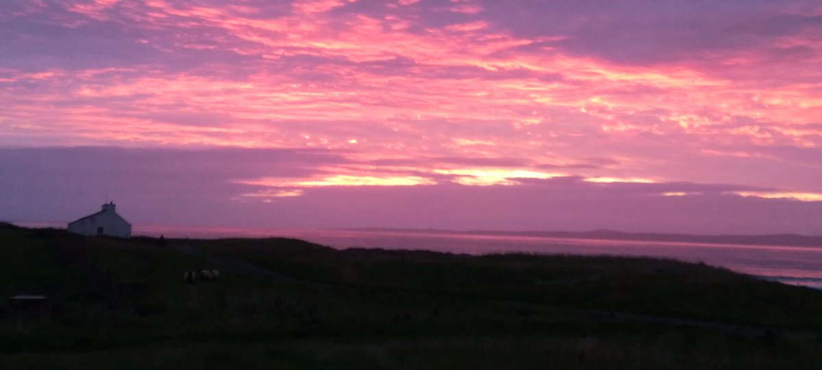 su_hall's tweet photo. Sunset on Islay, who needs a tropical beach? #staycation #Islay #Scotland #Sunsets #Kintra https://t.co/Dit7VhPLB5