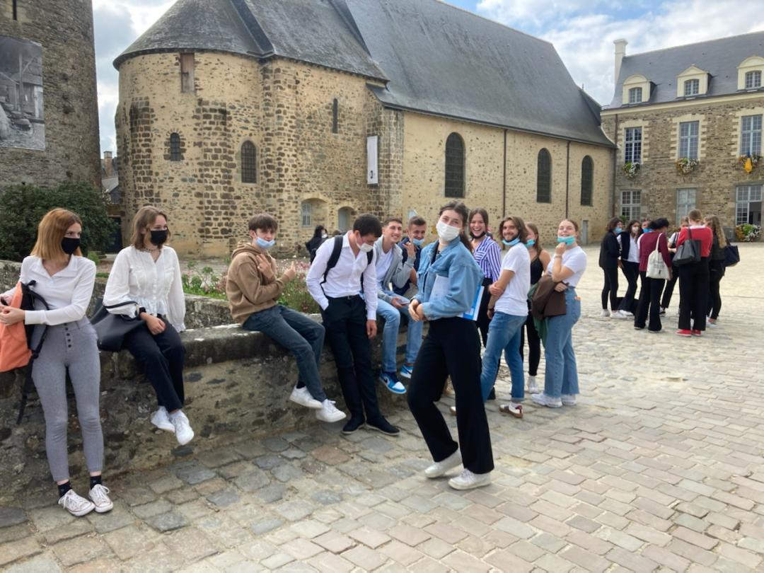 E4THEcs's tweet photo. BTS TOUR1 - Visite à #Châteaugiron pour préparer la participation des étudiants de #lyceejarennes aux #JEP2021 #patrimoine  #education #Bretagne #tourisme https://t.co/LHXfD6e8d3