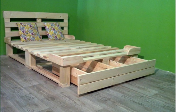 ReciclaFurnish's tweet photo. Minimalist design pallet bed with long drawer

Available in clear varnish, white or black paint. https://t.co/HxePnd1oEP