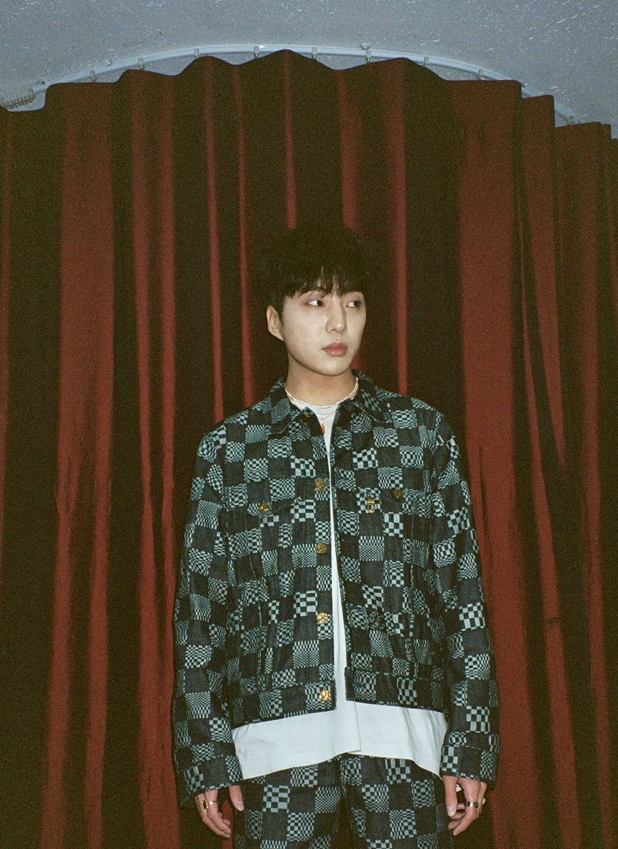 official_yoon_'s tweet photo. 약간 눈 어질어질해지는 스타일! 근데 마지막 사진 손가락은 왜 저러고 있었는지 이유가 기억나지 않습니다😂 https://t.co/Uwi8P5zmxE